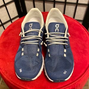 Womens on cloud running shoes blue and white size 9